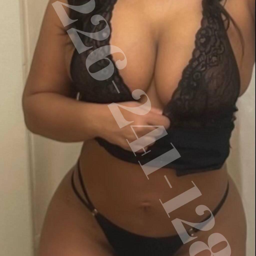 Megan is Female Escorts. | windsor | Ontario | Canada | EscortsLiaison