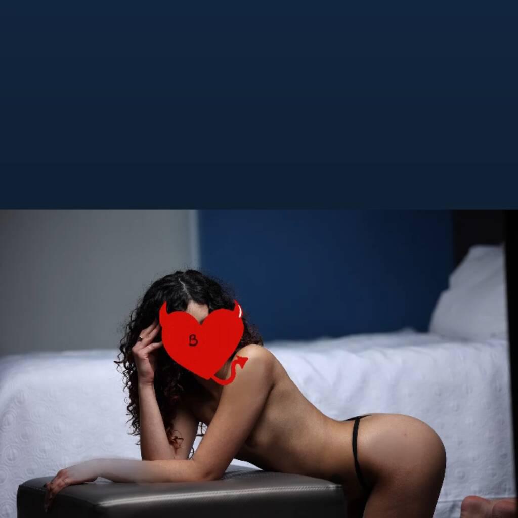 Milla is Female Escorts. | Hamilton | Ontario | Canada | EscortsLiaison