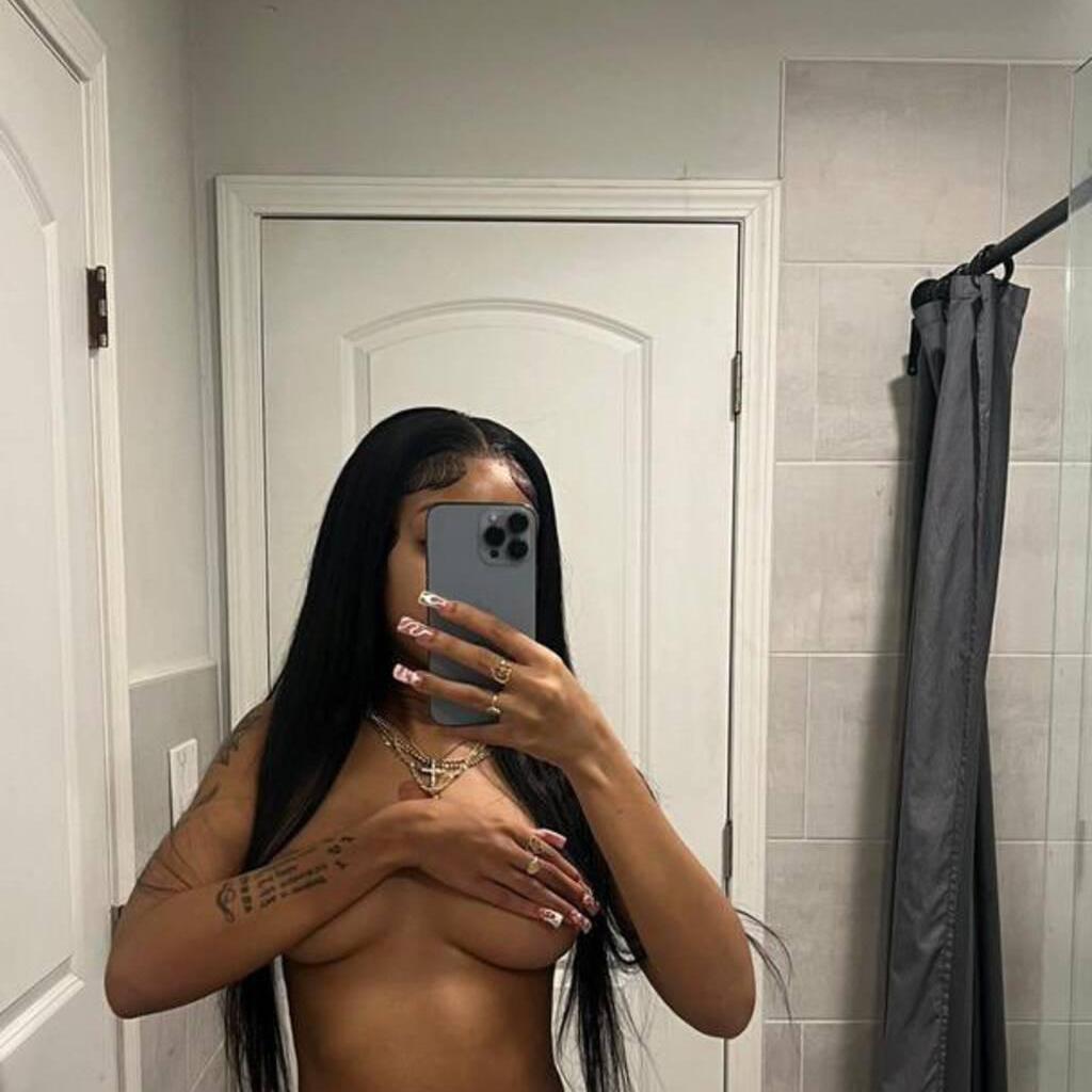 Layla is Female Escorts. | Hamilton | Ontario | Canada | EscortsLiaison