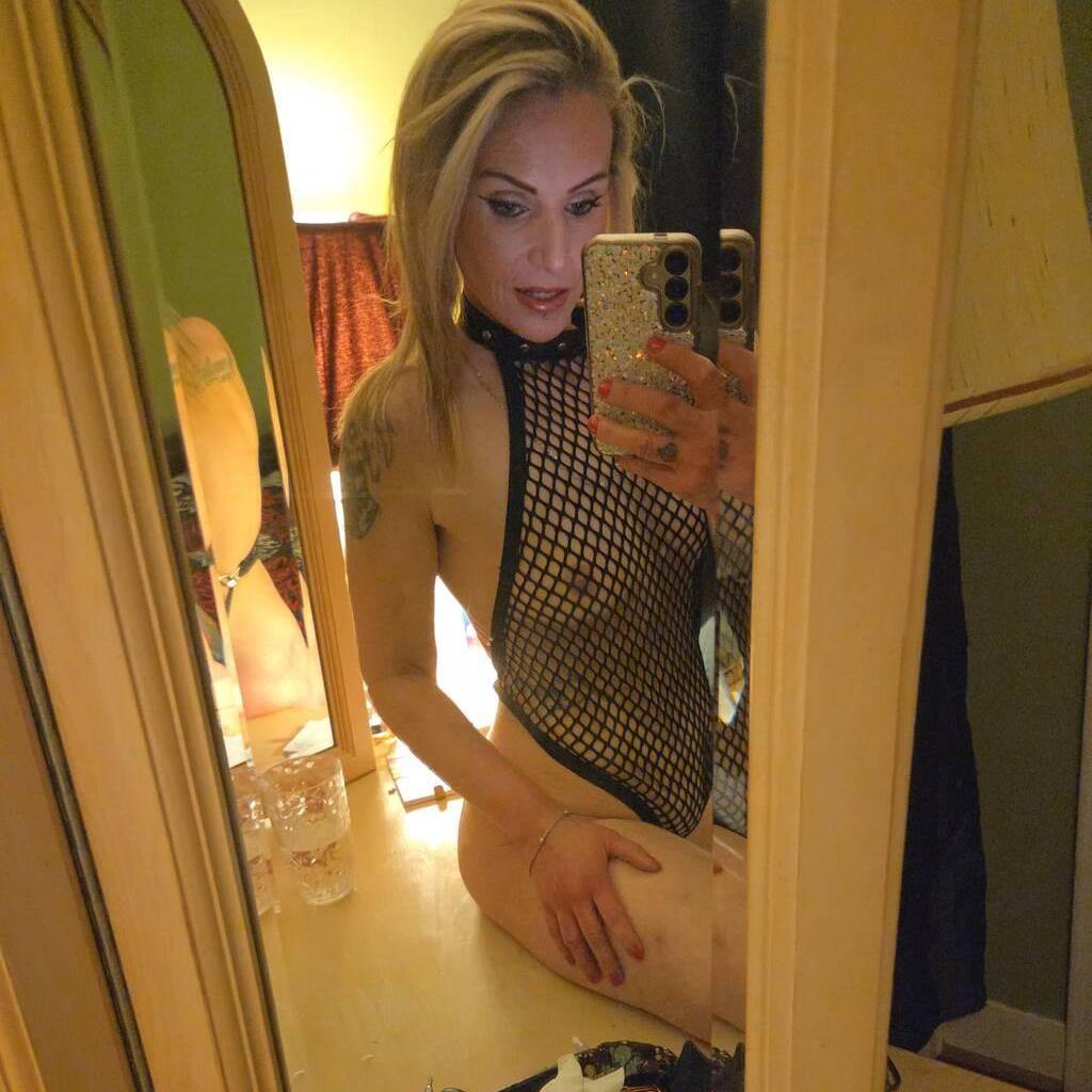 
                        Leah
                     is Female Escorts. | Calgary | Alberta | Canada | EscortsLiaison